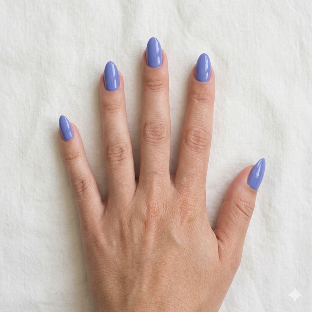 Orta periwinkle kalıcı oje uygulanmış bakımlı eller, No.058