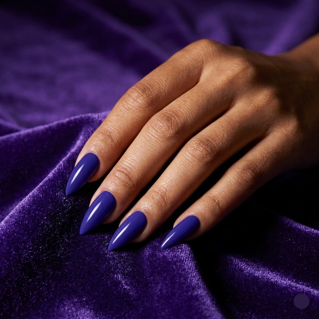 Koyu violet mavi kalıcı oje uygulanmış bakımlı eller, No.059