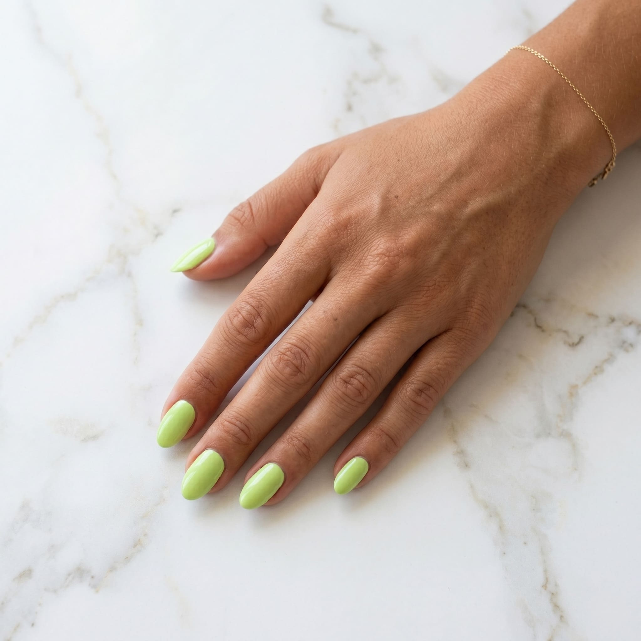Pastel limon yeşil kalıcı oje uygulanmış bakımlı eller, No.196