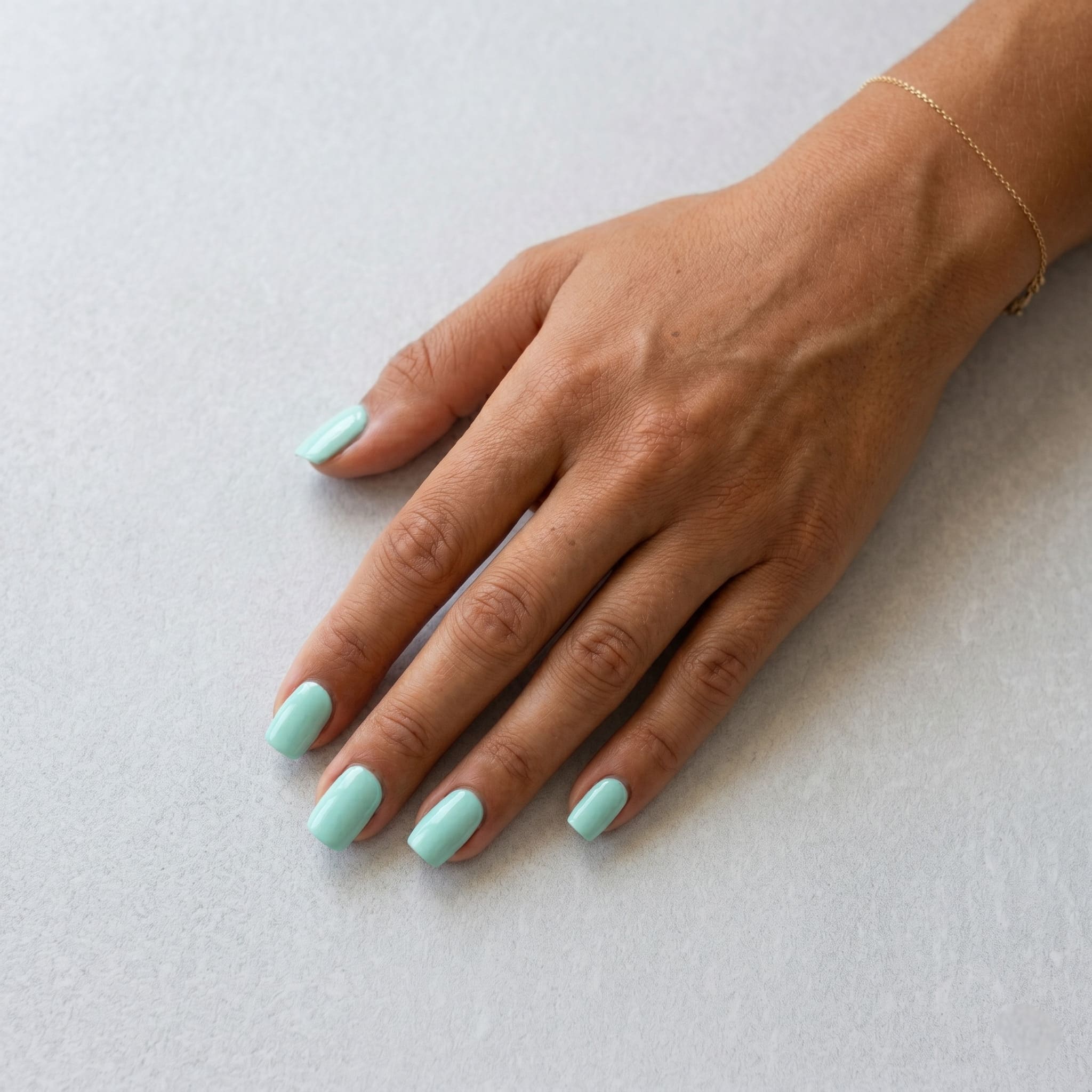 Pastel mavi mint kalıcı oje uygulanmış bakımlı eller, No.197